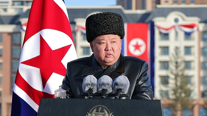 O líder norte-coreano Kim Jong-un discursa durante a cerimónia de conclusão de uma nova rua em Pyongyang, 15 de fevereiro de 2026