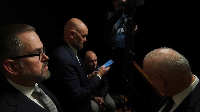 Após um alerta de ataque aéreo, deputados e representantes dos media reúnem-se num abrigo do parlamento em Vilnius, na Lituânia,