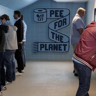 Fãs de futebol na Suécia recorrem à urina para enfrentar crise de fertilizantes