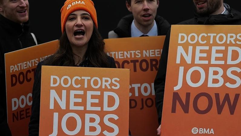 Médicos internos cumprem piquete de greve em Londres