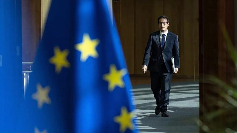 Comissário europeu para a Prosperidade e Estratégia Industrial Stéphane Séjourné chega à sede da UE em Bruxelas, 21 de maio de 2025