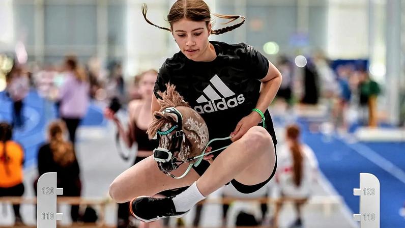 Alemanha: participantes correm e saltam no campeonato de hobby horse