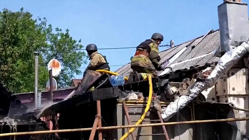 Bombeiros apagam chamas após serviço de emergência dizer que ataque russo atingiu Sumy