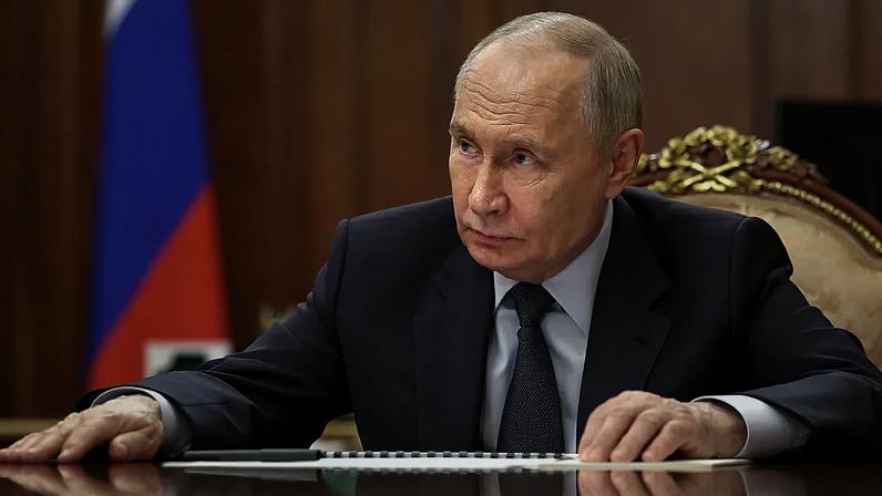 O Presidente russo Vladimir Putin preside a uma reunião com membros do Conselho de Segurança, por videoconferência, no Kremlin, em Moscovo, sexta-feira, 8 de maio de 2026.