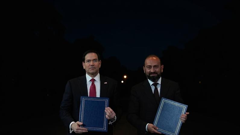Secretário de Estado dos EUA Marco Rubio participa numa cerimónia de assinatura com o ministro arménio Ararat Mirzoyan em Erevan, em 26 de maio de 2026