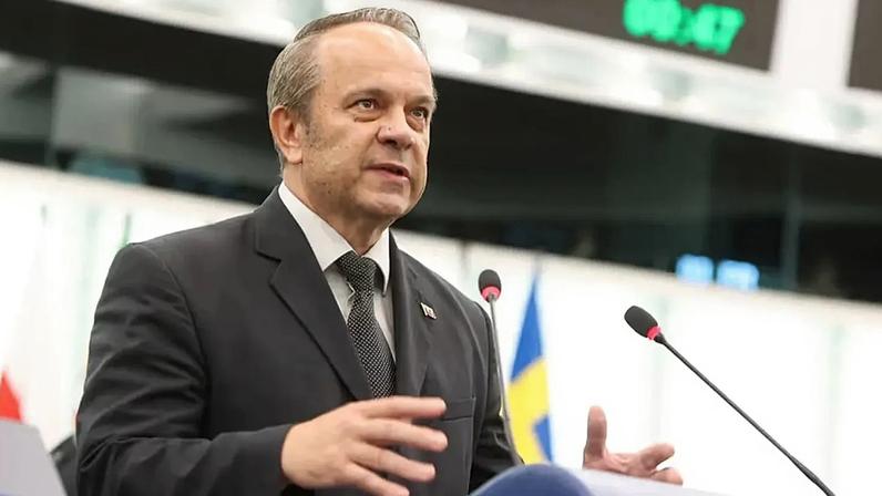 PPE pondera sancionar eurodeputado por estar ao lado da extrema-direita