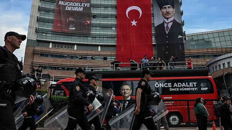 Polícias chegam à sede em Ancara do Partido Republicano do Povo (CHP), principal oposição na Turquia, domingo, 24 de maio de 2026, para expulsar apoiantes.