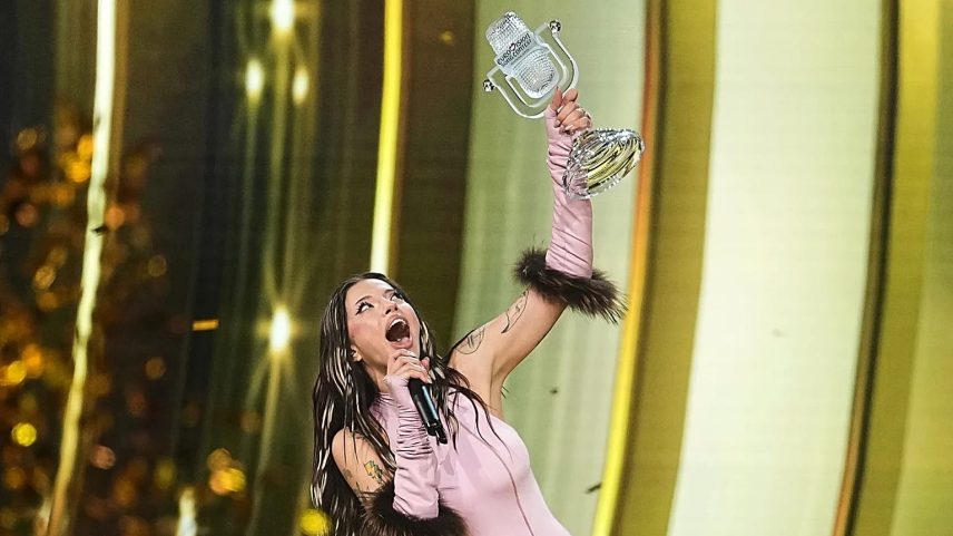 Dara, da Bulgária, ergue o troféu após vencer a Grande Final da 70.ª edição do Festival Eurovisão da Canção, em Viena