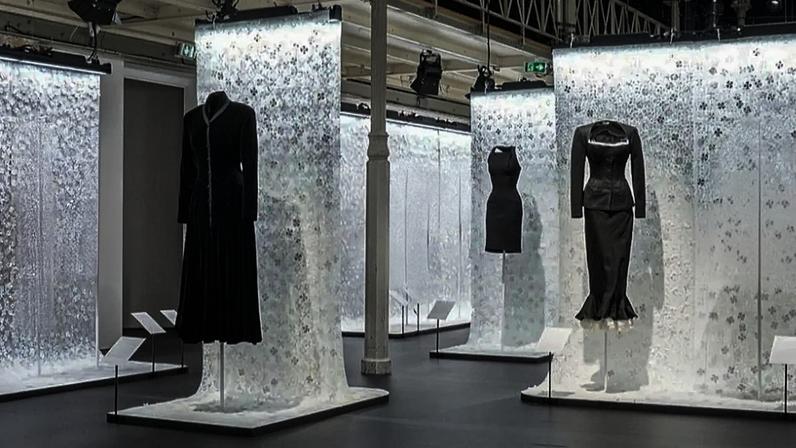 Vista da exposição «Azzedine Alaïa and Christian Dior: Two Masters of Haute Couture»