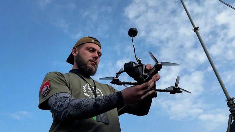 Ucrânia: pilotos de drones disputam corridas de alta velocidade