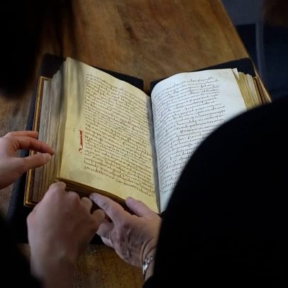 Manuscrito do século IX revela o mais antigo poema em inglês em Roma