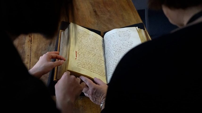 Manuscrito do século IX revela o mais antigo poema em inglês em Roma
