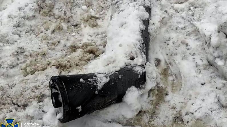 Foto divulgada pelo Serviço de Segurança da Ucrânia a 9 de janeiro de 2026 mostra fragmento que se acredita ser parte de míssil hipersónico russo Oreshnik