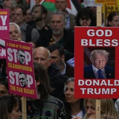 Apoiantes de Tommy Robinson e pró-palestinos manifestam-se em Londres