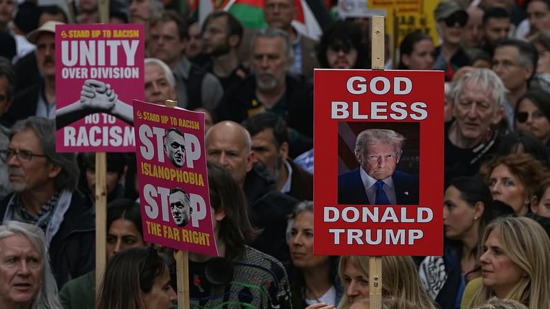 Apoiantes de Tommy Robinson e pró-palestinos manifestam-se em Londres