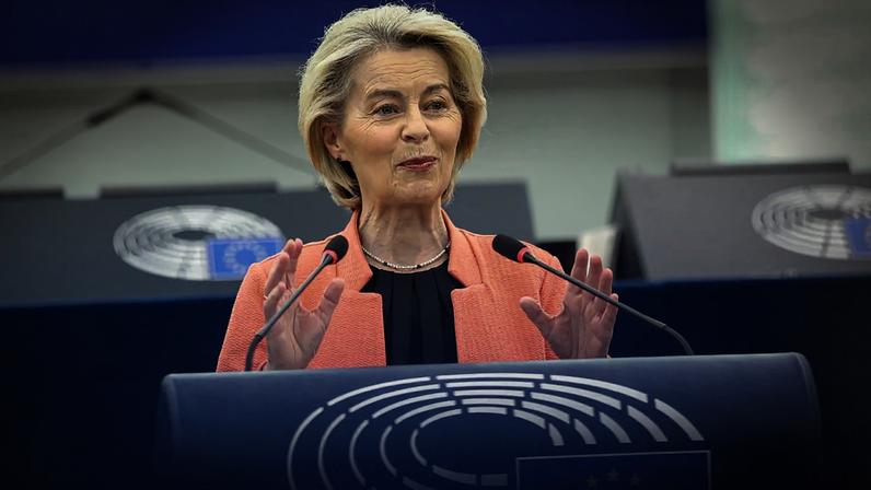 A presidente da Comissão Europeia, Ursula von der Leyen, discursa no Parlamento Europeu, em Estrasburgo, França, em 20 de maio de 2026.