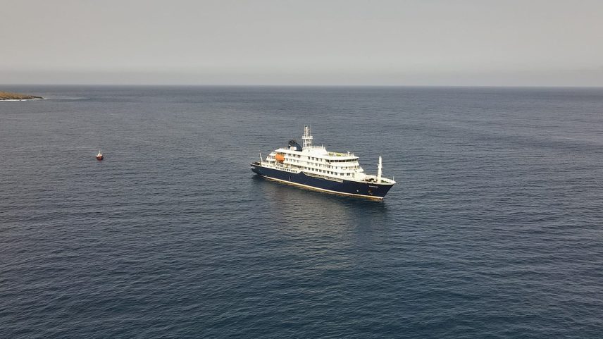Vista aérea do navio de cruzeiro holandês MV Hondius ancorado no Atlântico, ao largo de Cabo Verde, em 5 de maio de 2026.