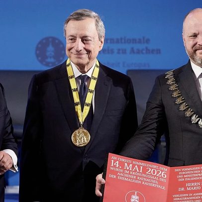 Draghi recebe Prémio Carlos Magno e afirma: estamos sós, juntos