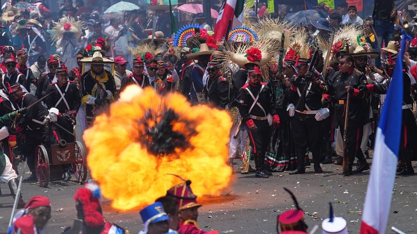 Participantes recriam a vitória do exército mexicano sobre as forças francesas na Batalha de Puebla, de 1862, durante as celebrações do Cinco de Mayo
