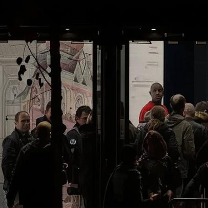 França vive polémica após saída precária do responsável pelos ataques de Paris