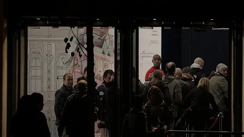 França vive polémica após saída precária do responsável pelos ataques de Paris