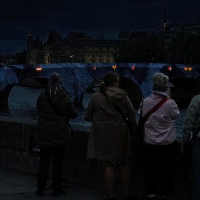 França: JR embrulha novamente a Pont Neuf com obra monumental e efémera