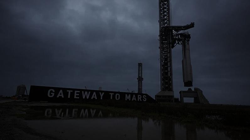 O propulsor do mega foguetão Starship da SpaceX é preparado para um voo de teste a partir de Starbase, no Texas, em 19 de maio de 2026