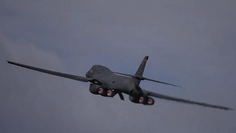 Bombardeiro B1 Lancer norte-americano descola da base de RAF Fairford, em Inglaterra, quinta-feira, 26 de março de 2026. (Foto AP/Alastair Grant)