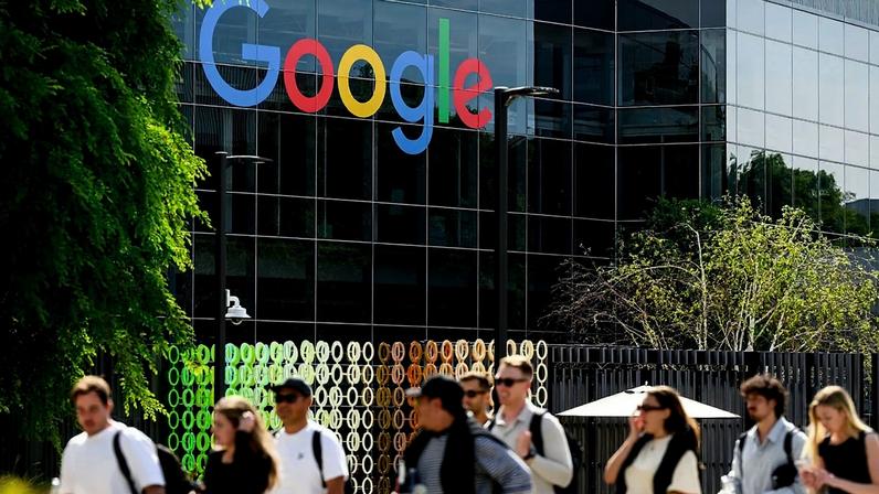 Pessoas caminham pela sede da Google em Mountain View, Califórnia, na quinta-feira, 26 de março de 2026.