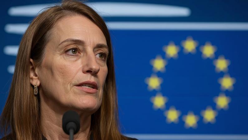 A Presidente do Parlamento Europeu, Roberta Metsola, fala aos meios de comunicação social