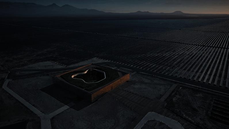 Centro de controlo galardoado, da Bilgin Architects, rodeado pela maior central de energia solar da Europa