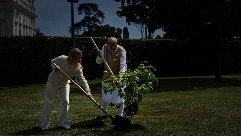 Giorgia Melon e Narendra Modi plantam amoreira-preta oferecida pelo primeiro-ministro indiano na Villa Doria Pamphil, Roma, 20 de maio de 2026
