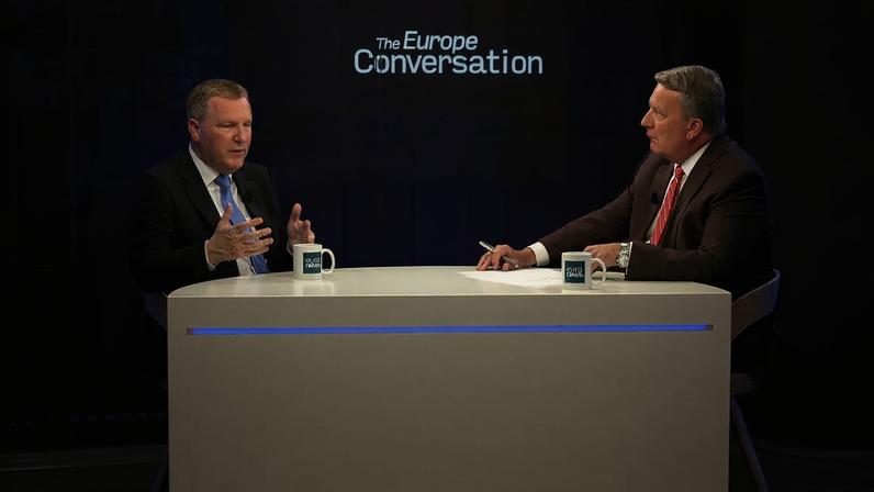 Michael McGrath, comissário europeu para a Democracia, Justiça, Estado de direito e Defesa do Consumidor, durante uma entrevista em 28/05/2026.