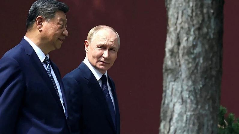 ARQUIVO: Vladimir Putin e Xi Jinping durante um passeio no complexo de liderança Zhongnanhai em Pequim, China, 2 de setembro de 2025.