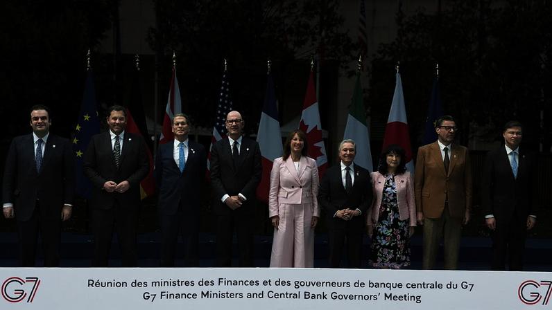 Ministros das Finanças posam para a foto de família na reunião do G7 em Paris, segunda-feira, 18 de maio de 2026