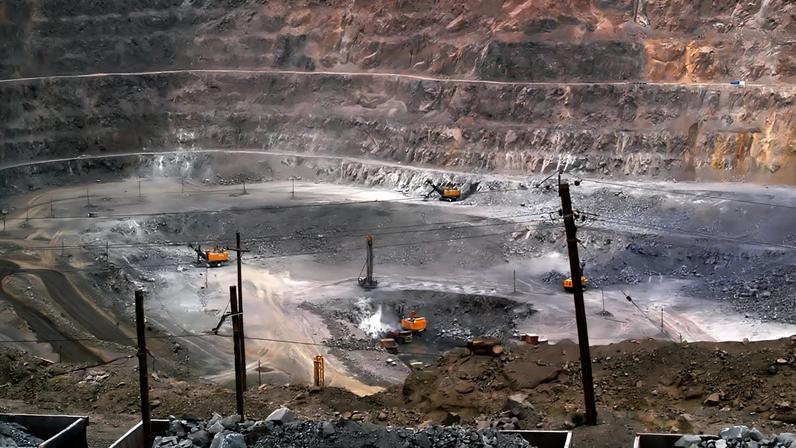 Trabalhadores escavam com máquinas numa mina de terras raras em Baiyunebo, no distrito mineiro de Baotou, na Mongólia Interior, norte da China, em 2010.