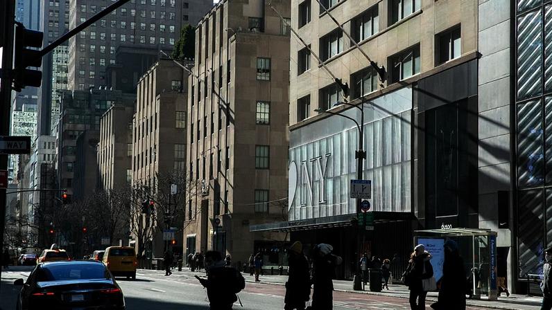 Bandeiras dos EUA ondulam ao vento na Quinta Avenida, em Manhattan, Nova Iorque, a 21 de janeiro de 2022. (AP Photo/Ted Shaffrey, arquivo)
