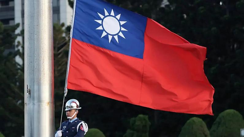 Militar baixa a bandeira nacional de Taiwan na cerimónia diária no Memorial Chiang Kai-shek, em Taipé, 29 de abril de 2025
