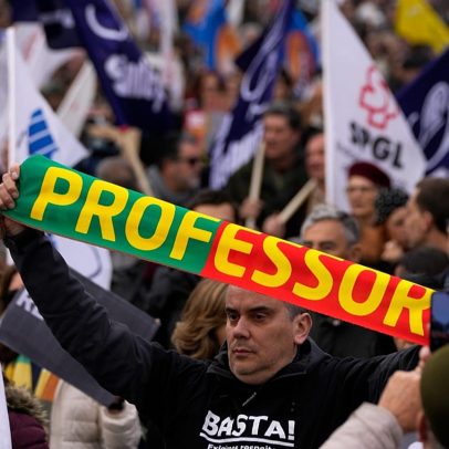 Professores voltam às ruas para protestar contra problemas na carreira