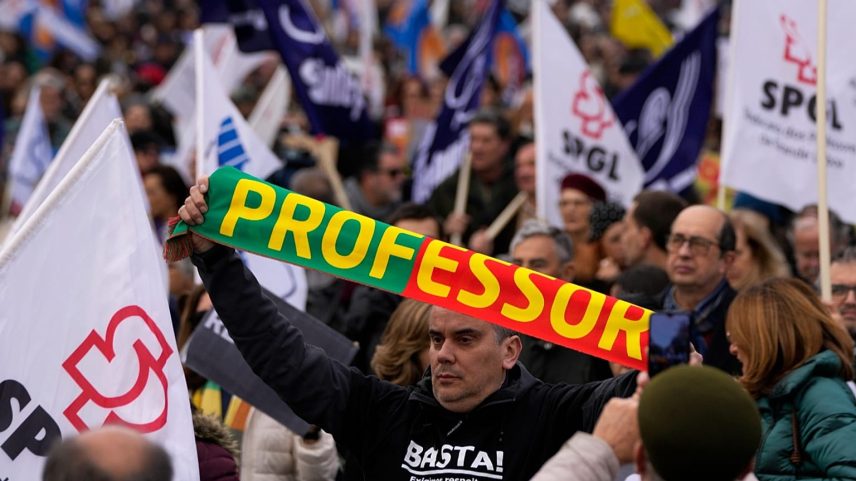 Professores voltam às ruas para protestar contra problemas na carreira