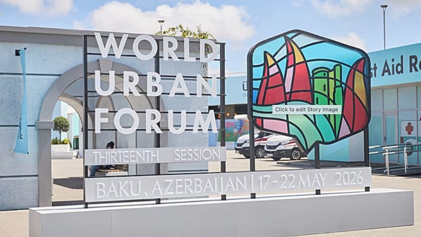 ARQUIVO: Logótipo do Fórum Urbano Mundial em frente ao local do evento em Baku, 17 de maio de 2026