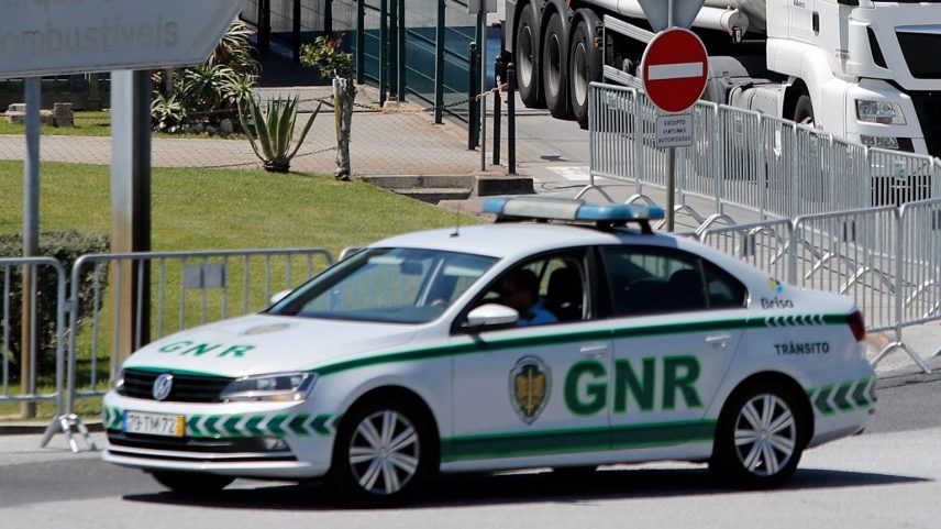 ARQUIVO (13.08.2019). Um carro da GNR escolta um camião-cisterna que sai de um depósito de combustível em Aveiras, nos arredores de Lisboa