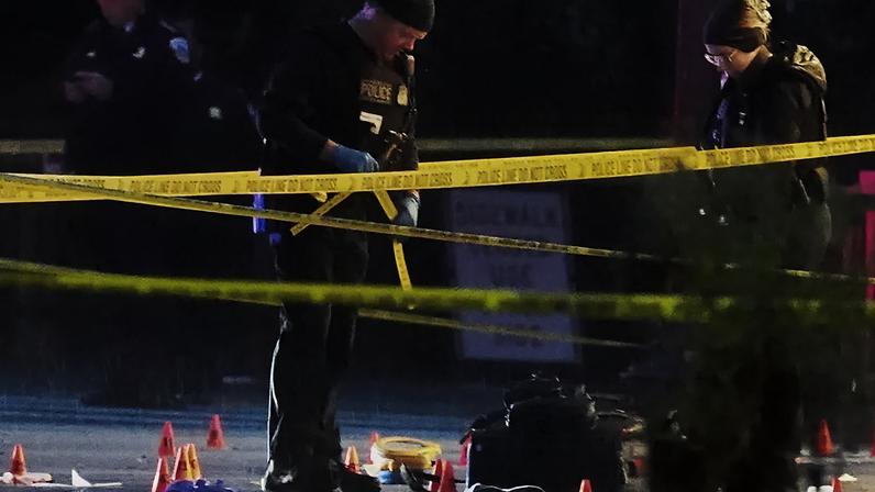 Polícia do Serviço Secreto dos EUA analisa e fotografa provas numa cena de crime perto da Casa Branca,