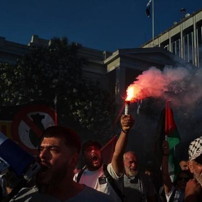 Manifestantes marcham em Atenas junto à embaixada de Israel