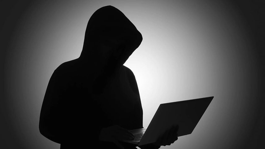 Cibercriminosos mostram interesse na IA, mas ainda não veem benefícios reais no seu trabalho com esta tecnologia, indica um novo estudo