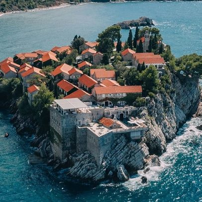 Montenegro: resort Aman Sveti Stefan reabre após disputa de acesso à praia