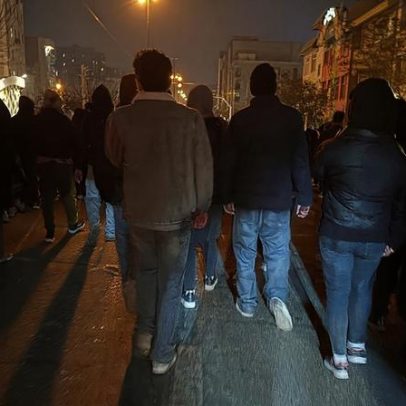Irão executa dois homens por protestos e espionagem, condena quatro à morte