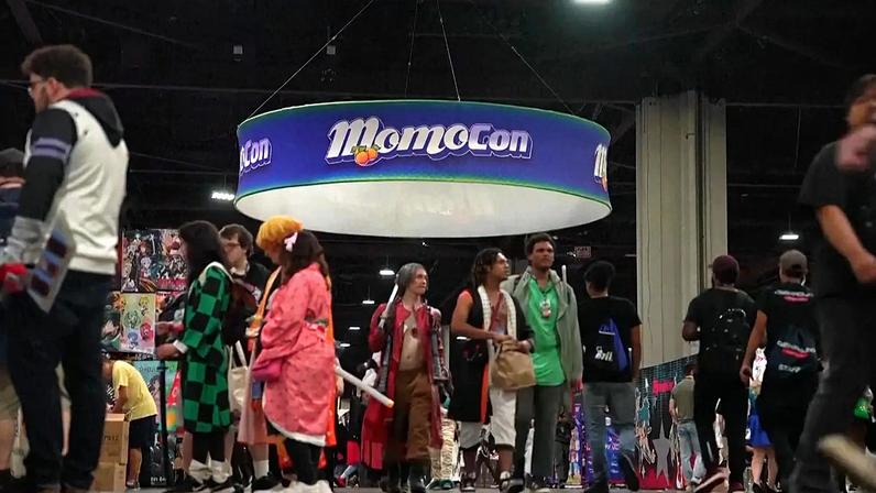 Participantes na MomoCon, em Atlanta, para a edição de 2026 de uma das maiores celebrações de videojogos, anime e cosplay nos Estados Unidos