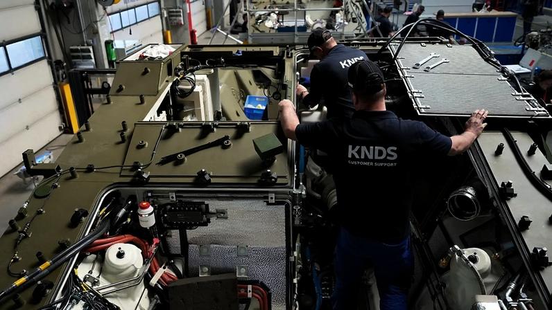 Trabalhadores numa fábrica da empresa de defesa KNDS, em Munique, Alemanha, quarta-feira, 22 de abril de 2026