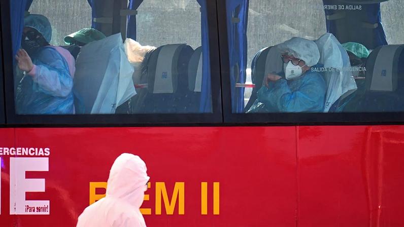 Passageiros sentam-se num autocarro após desembarcarem do cruzeiro MV Hondius, afetado por hantavírus, em Granadilla, Tenerife, Canárias, Espanha, no domingo